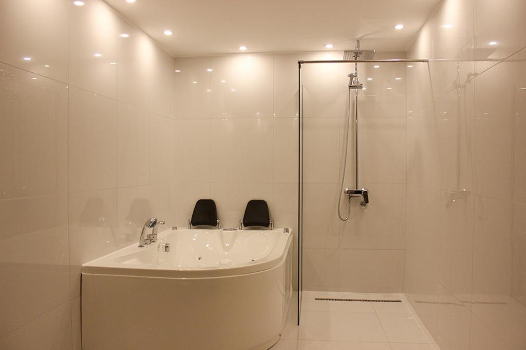 Luxury Apartments Parking In Garage Ni Екстериор снимка